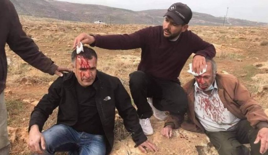 اصابة 6 فلسطينيين  بعد اعتداء المستوطنين عليهم بالخليل