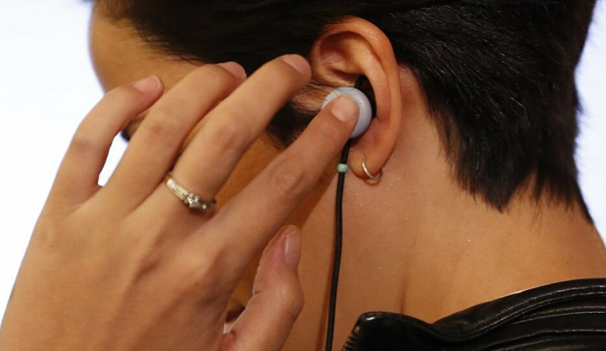طبيب يحذر من مخاطر استخدام سماعات الأذن لفترات طويلة
