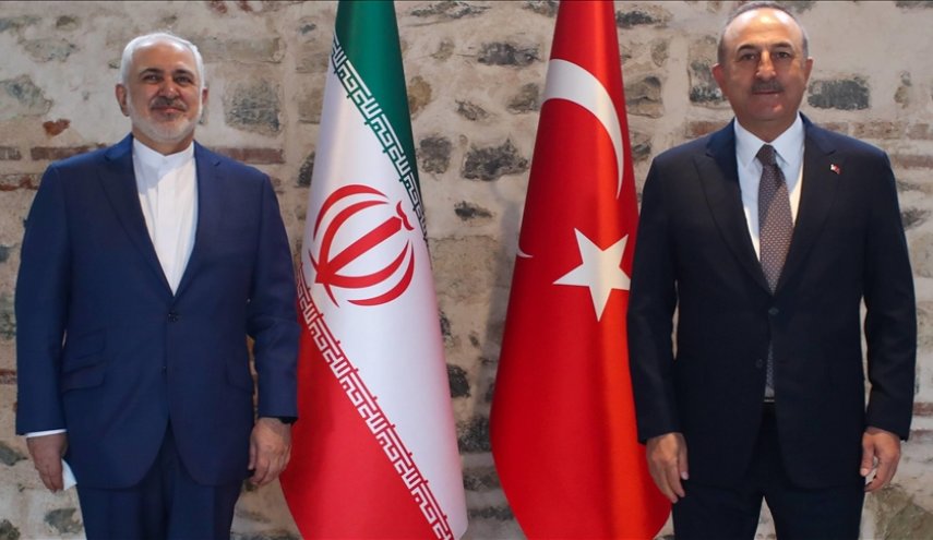 ظريف يبحث توطيد العلاقات بين ايران وتركيا مع اوغلو