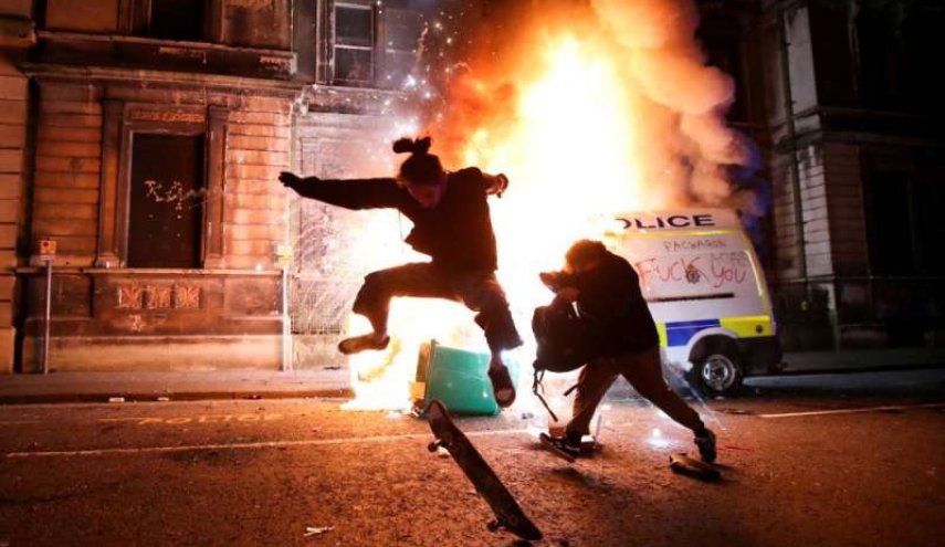 مظاهرات عنيفة بإنجلترا وإضرام النار في سيارات للشرطة