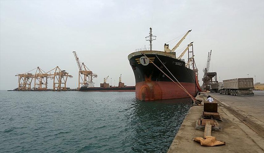 حكومة هادي تفيد بدخول عدد من سفن الوقود المحتجزة لميناء الحديدة