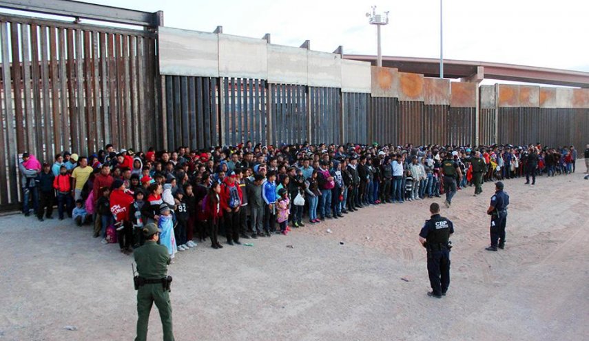 بحران در مرز آمریکا؛ انتقال کودکان پناهجو به پایگاههای نظامی تگزاس
