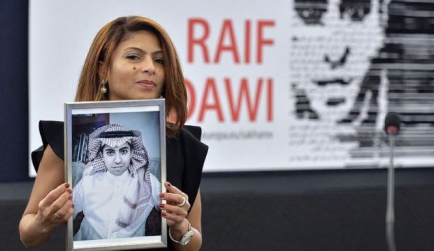السلطات السعودية تفتح تحقيقا ضد عائلة الناشط 'رائف بدوي'