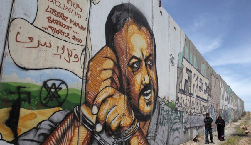 الكيان الصهيوني يرفض طلب حسين الشيخ زيارة البرغوثي في السجن