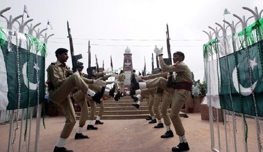 وزير باكستاني يندد بمشروع قانون يعاقب منتقدي الجيش بالسجن