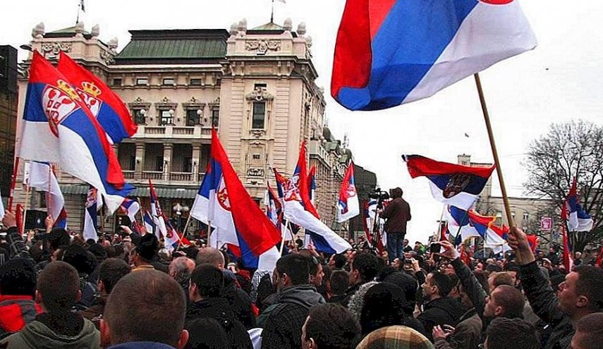 الآلاف يحتجون في صربيا مطالبين بوقف التلوث