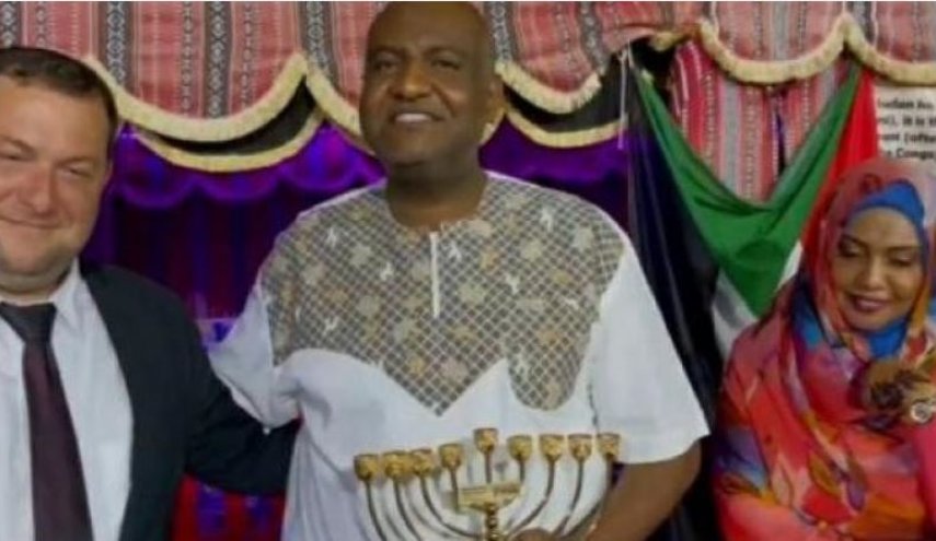 وفد سوداني يلتقي مسؤولا صهيونيا على أرض دولة عربية ثالثة!