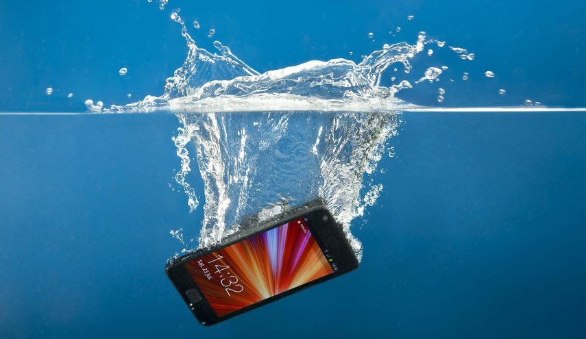تعرف على الطرق السليمة لتجفيف هاتفك الذكي إذا وقع بالماء
