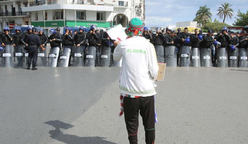 الجزائر توقف 8 أشخاص بتهمة تلقي 