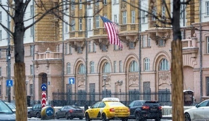 السفارة الأمريكية في موسكو تخفض خدماتها القنصلية