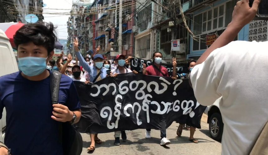 بعد 3 أشهر من الانقلاب.. متظاهرون ينظمون مسيرة في ميانمار


