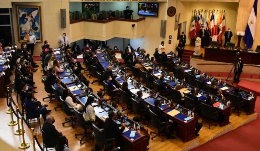 رئيس السلفادور يعزل قضاة المحكمة العليا والمعارضة تتهمه بـ«اغتصاب السلطة»

