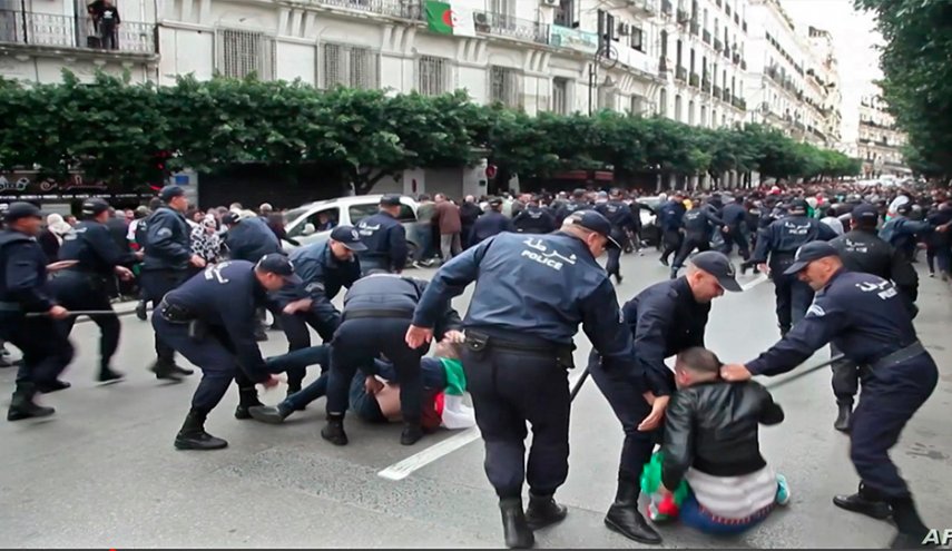 السلطات الجزائرية توقف 230 رجل حماية مدنية إثر تنظيمهم حركة احتجاجية

