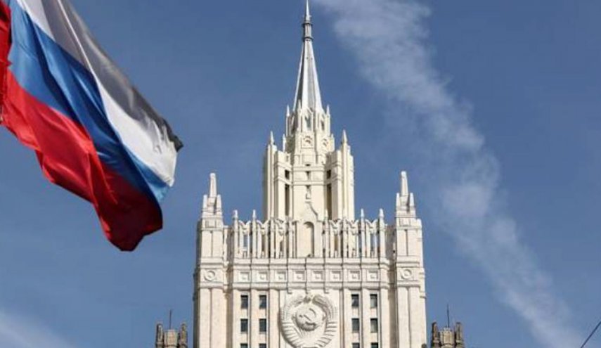 كوميرسانت تكشف عن قرار روسي لطرد السكرتيرة الصحفية للسفارة الأمريكية