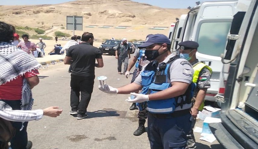 الدفاع المدني الأردني يقدم خدمات أمنية وإنسانية قرب الحدود الأردنية الفلسطينية

