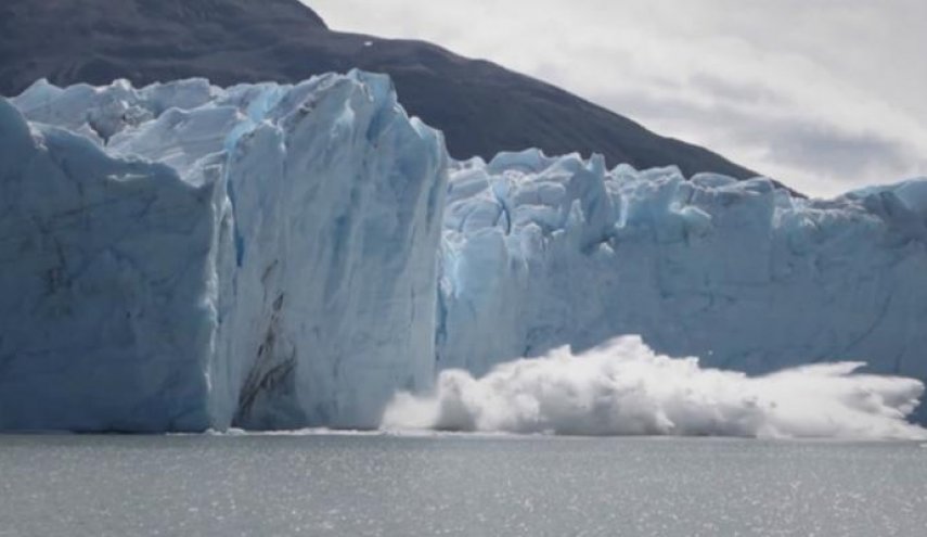 خطر جديد.. انفصال أكبر جبل جليدي في العالم من مكانه