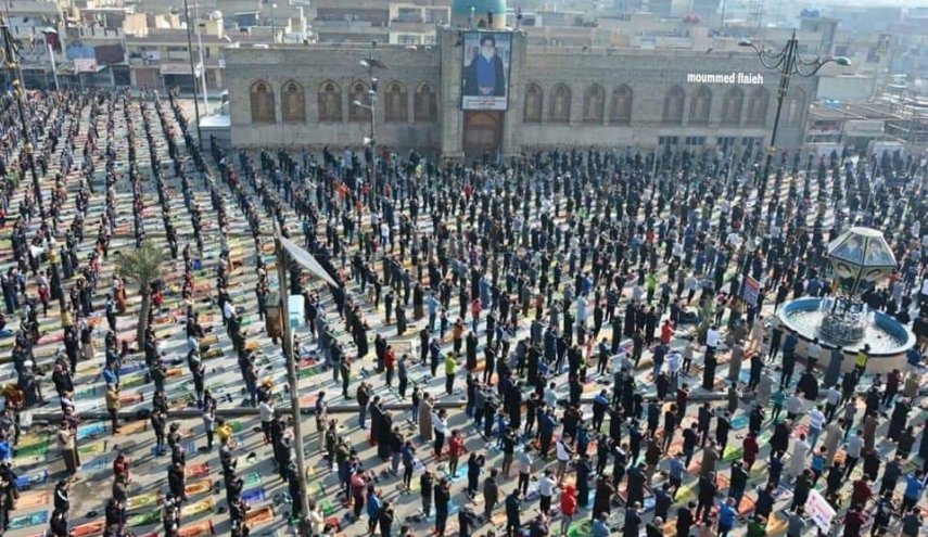بالصور.. آلاف المصلين يؤدون صلاة الجمعة في مدينة الصدر ببغداد