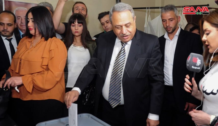 محمود مرعی، نامزد انتخابات سوریه رای خود را به صندوق انداخت