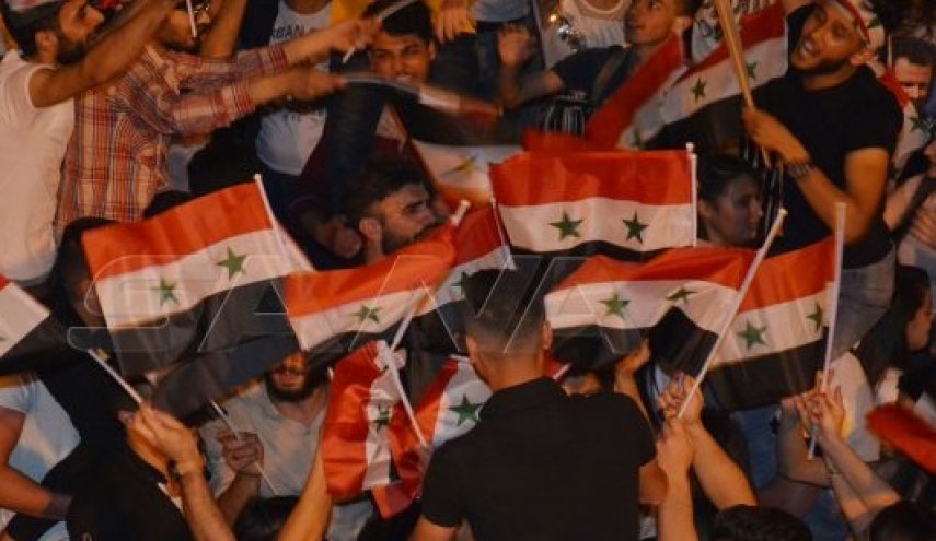 حشود من طلاب جامعة دمشق يحتفلون بفوز الأسد
