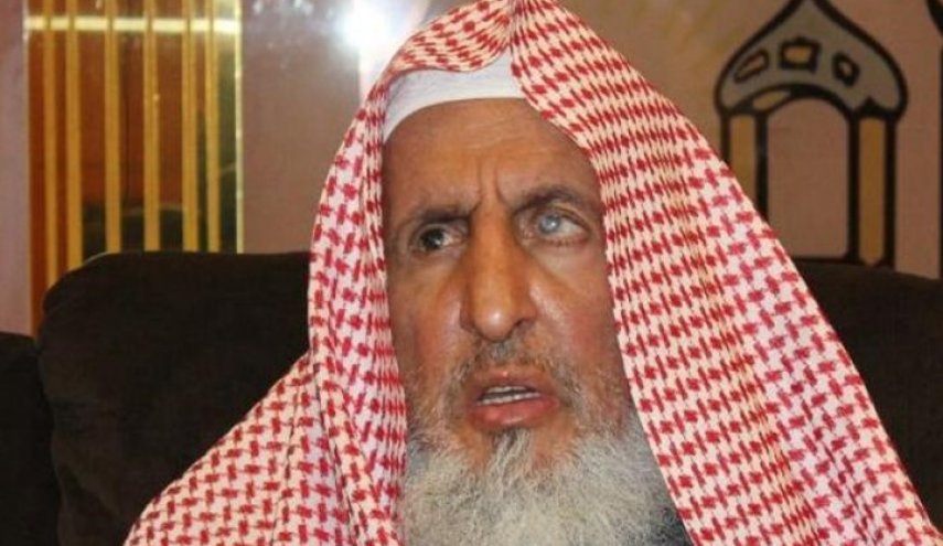 مفتي السعودية يخرج عن النص ويحتج على قرار خفض صوت مكبرات المساجد