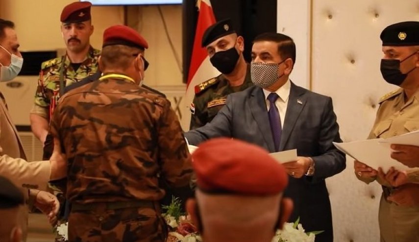 وزير الدفاع العراقي يوزع سندات أراضي سكنية على عائلات شهداء وجرحى 
