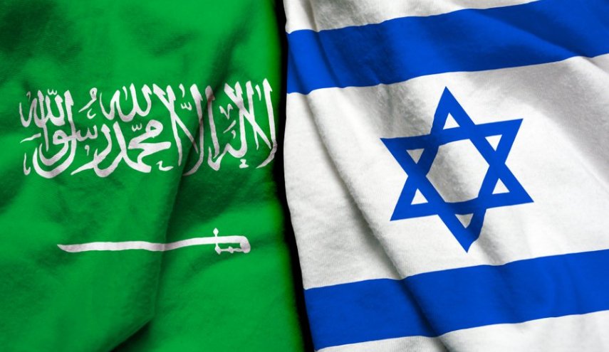 إسرائيلي يتوسط أصدقاءه السعوديين.. ومغردون يهاجمونهم
