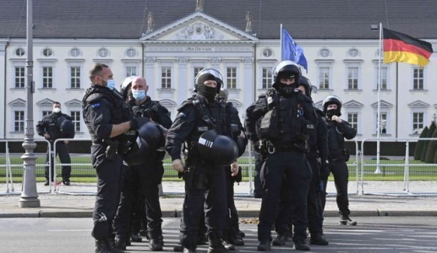 تفكيك وحدة شرطة فرانكفورت في ألمانيا إثر تحقيق بشأن التطرف 
