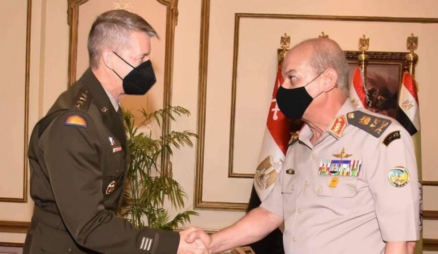 وزير الدفاع المصري يلتقي مسؤولا عسكريا أمريكيا بالقاهرة