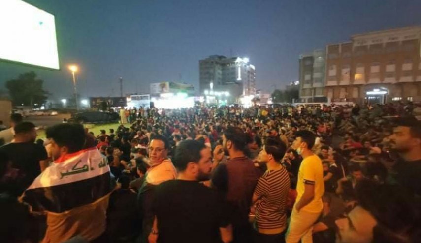 شهروندان عراقی که بصورت جمعی بازی ایران و عراق را تماشا کردند + عکس