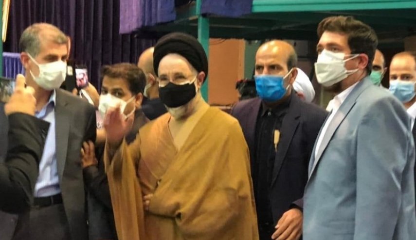 الرئيس الإيراني الأسبق خاتمي يدلي بصوته في الانتخابات الرئاسية