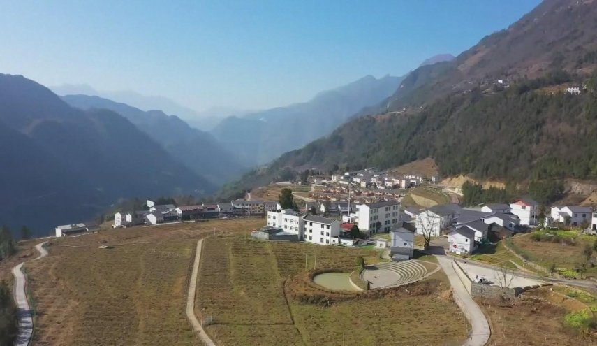 بالصور..قرية نائية تتحول من الفقر إلى وجهة جذب للسياحة بسبب الجبال