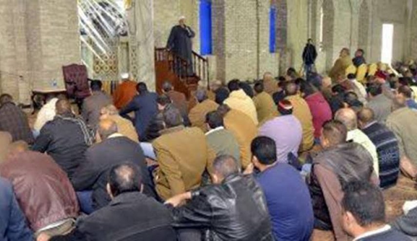وفاة إمام مسجد فوق المنبر خلال إلقائه خطبة عن الصبر والموت!