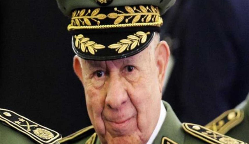 قائد الجيش الجزائري يوجه تحذيرات لمن يحاول تشويه سمعة بلاده
