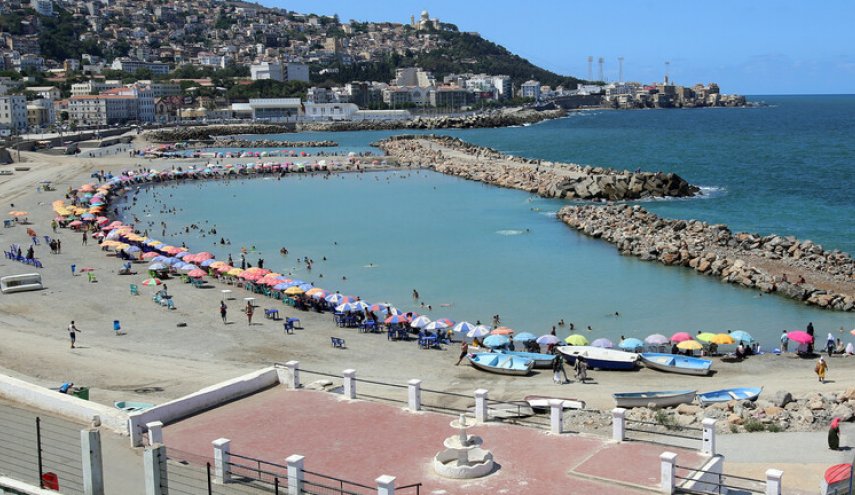 الجزائر.. الكشف عن نتائج التحقيقات بحادثة الإغماء الجماعي في شاطئ التنس
