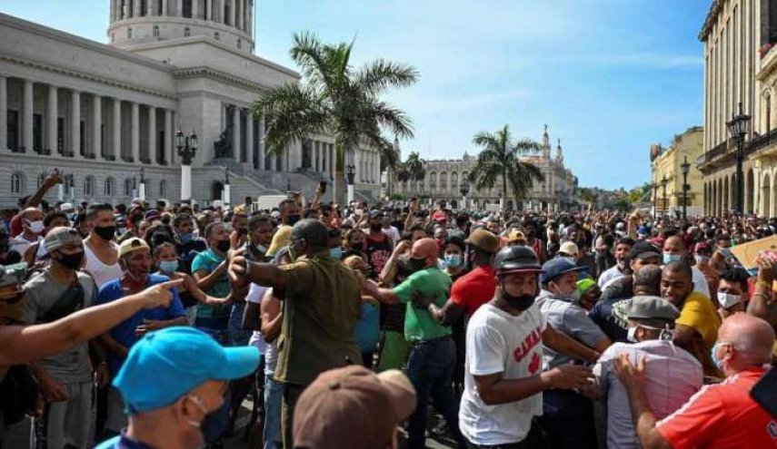 تظاهرات حاشدة وغير مسبوقة مناهضة للحكومة في كوبا
