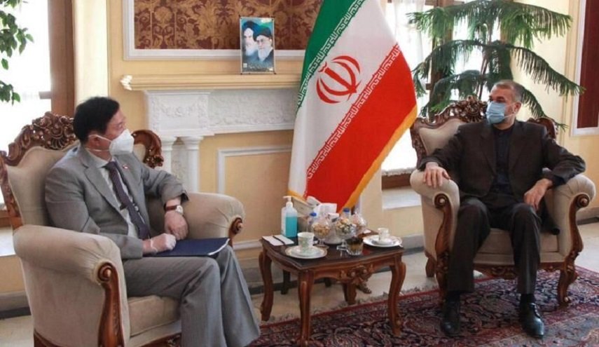 السفير الصيني في طهران يجري مباحثات مع أميرعبداللهيان
