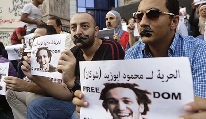 ماذا وراء إطلاق سراح صحفيين ونشطاء سياسيين في مصر؟