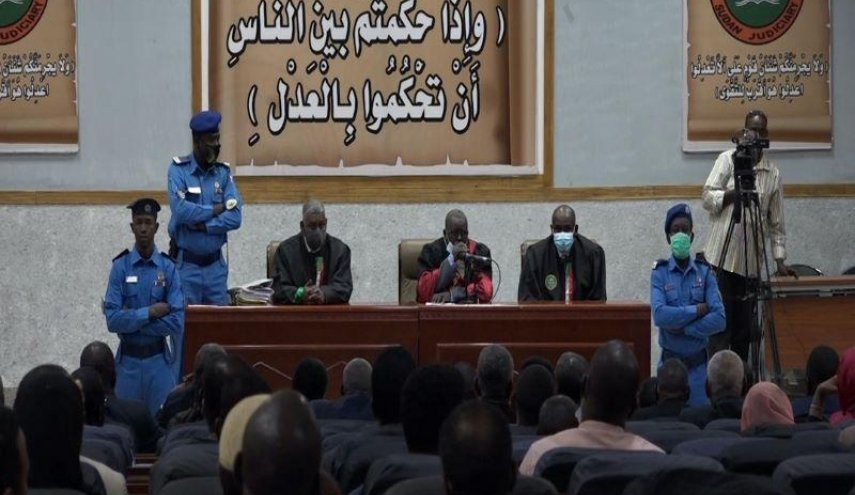 السودان.. قاضي محاكمة البشير يطلب تنحيته عن القضية