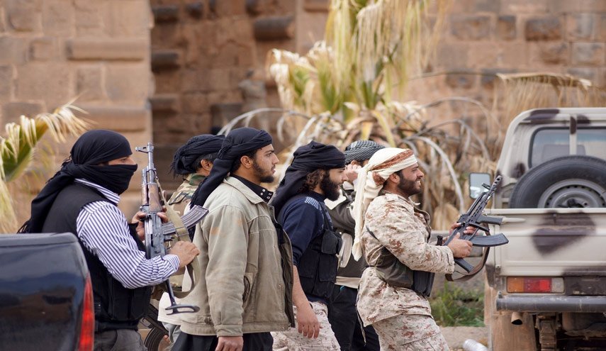 حضور فرمانده داعشی در جمع یک گروه تروریستی در درعا 