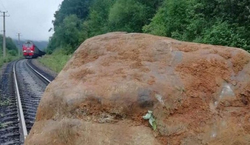 سقوط صخرة تزن 16 طناً على خط للسكك الحديدية في روسيا