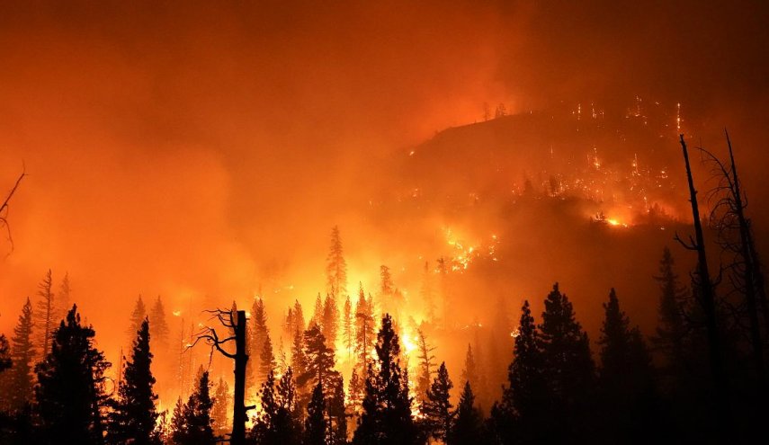 نزوح الاف السكان شمال الولايات المتحدة بسبب الحرائق