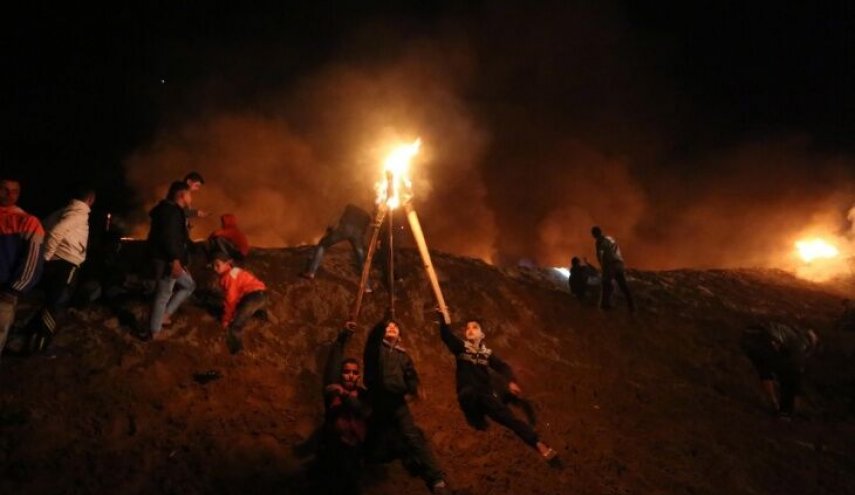 برگزاری تجمع اعتراضی شبانه مردم غزه در مرز با فلسطین اشغالی