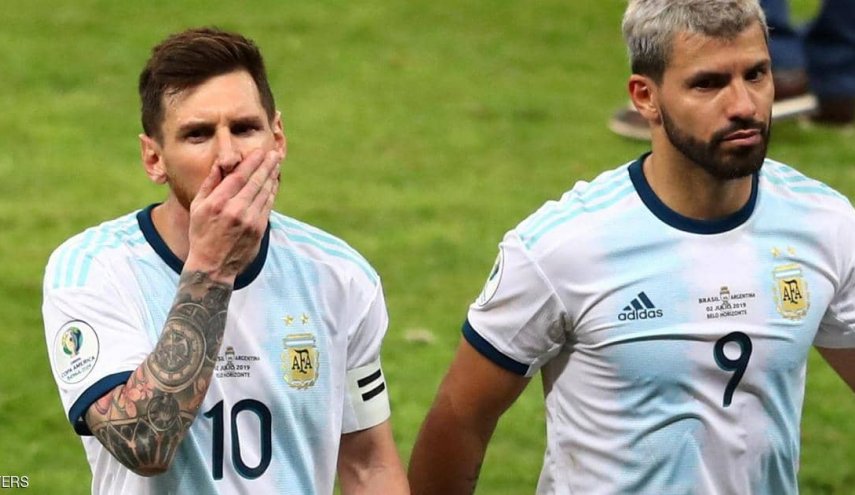 مفاجأة.. لاعبو منتخب الأرجنتين يغادرون أرض الملعب خلال مواجهة البرازيل

