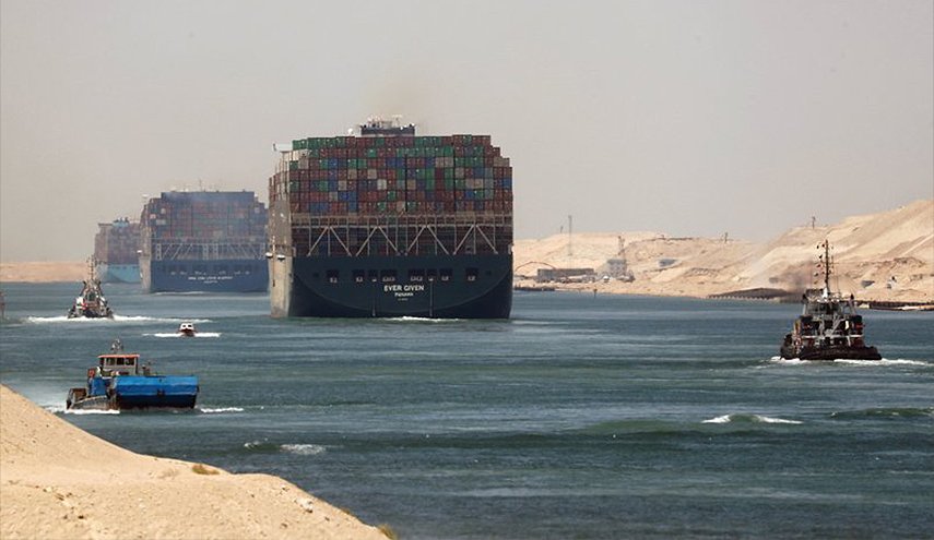 الأسطول البحري لقناة السويس ينجح بتعويم سفينة جانحة