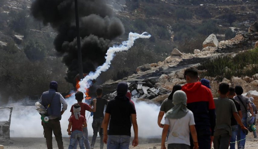 إصابات واعتقال شقيقين بمواجهات مع الاحتلال شمال القدس