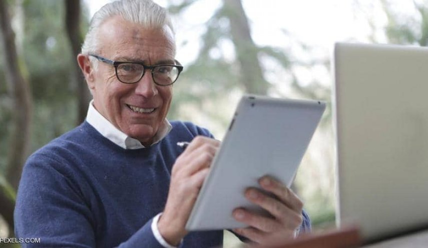 استخدام الإنترنت يساعد المسنين في الحفاظ على مقدراتهم المعرفية