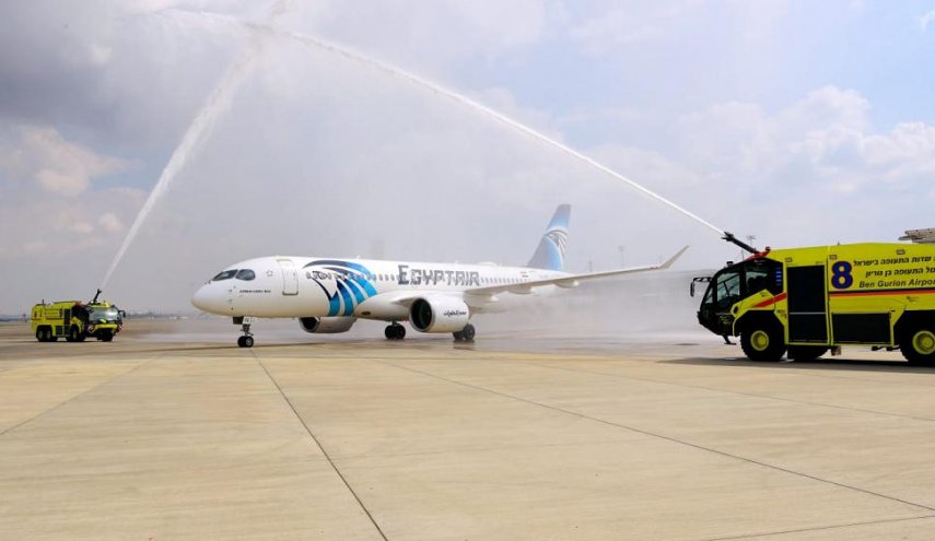 أول طائرة تجارية لشركة الطيران المصرية تهبط في 'تل أبيب'