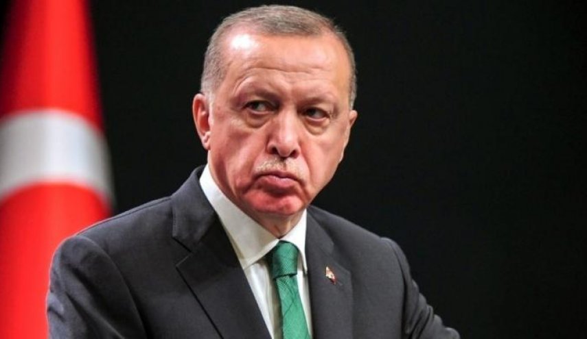 اردوغان يعزل 3 أعضاء بلجنة السياسة النقدية في البنك المركزي