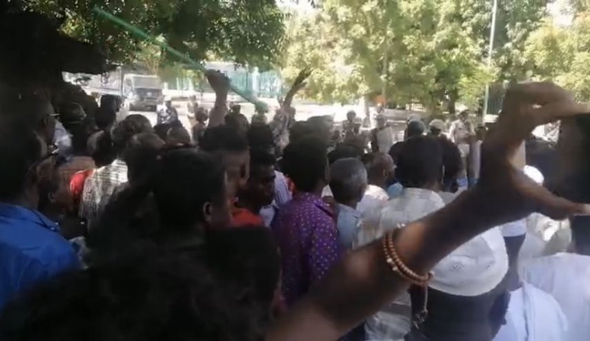 السودان.. إصابة متظاهرين إثر تعرضهم للضرب من قبل الشرطة