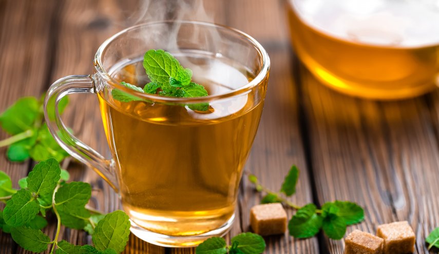 5طرق مدهشة لاستخدام الشاي الأخضر للحصول على بشرة متوهجة وشعر أكثر لمعانا